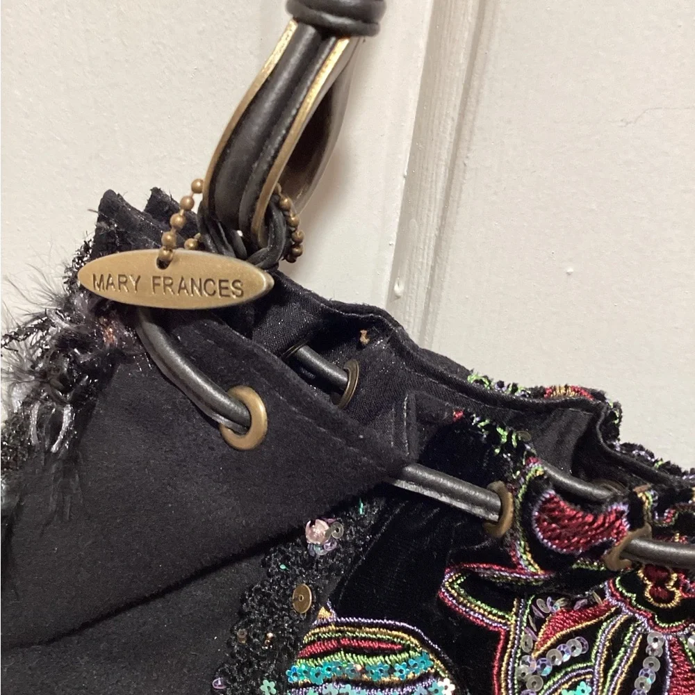 Black beaded shoulder bag with feathered Edges - Picture 8 of 9